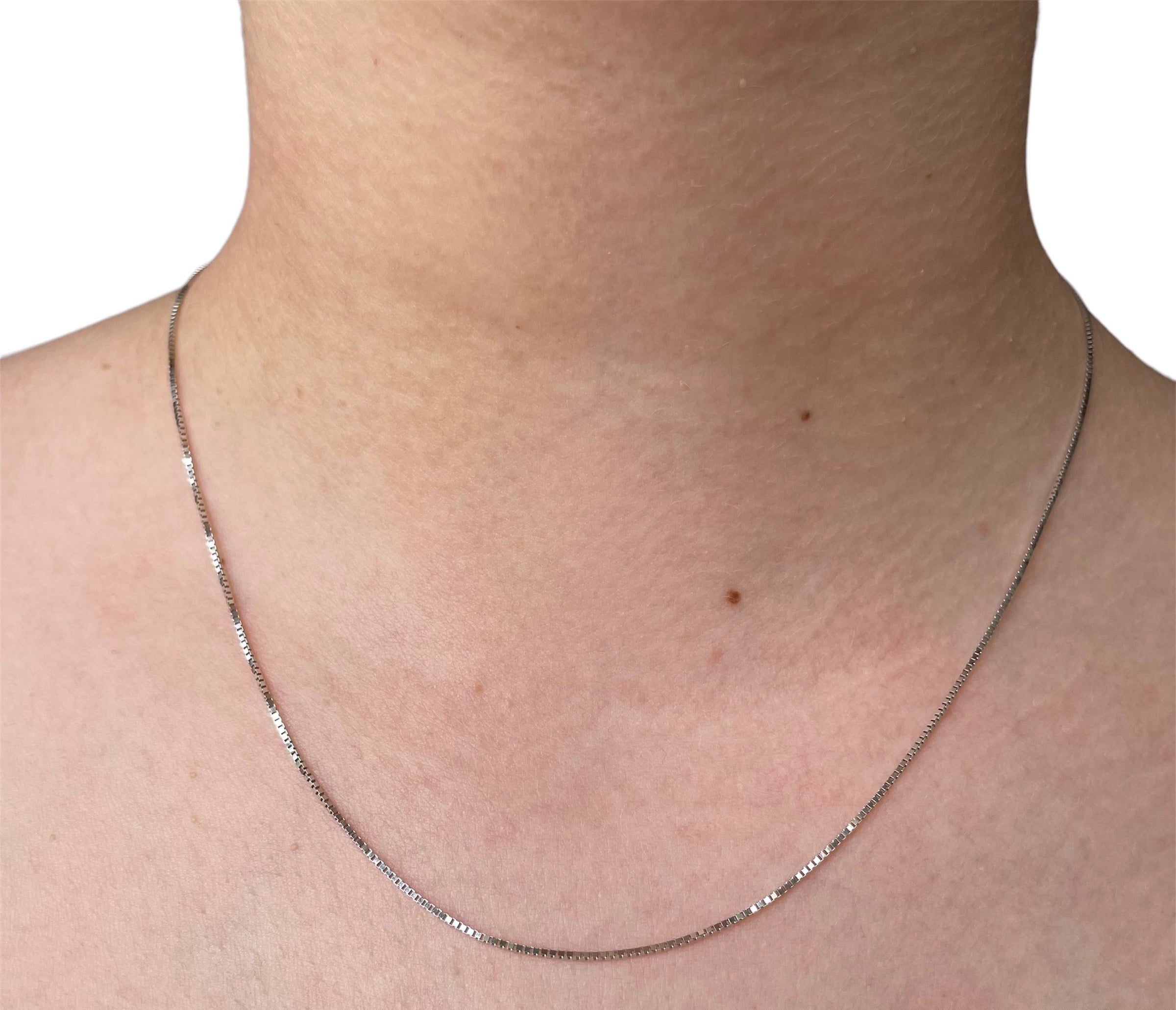 Delicate And Thin Chain Nacklace - Rounded Zirconia Pendant